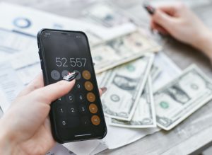 Cash flow pexels mikhail nilov 7735796
